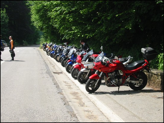 Encore l'alignement de motos  Orval samedi midi