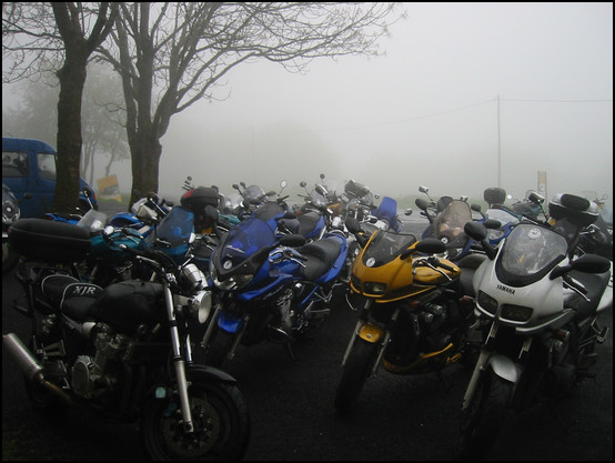 Les motos trempes sur le parking du resto