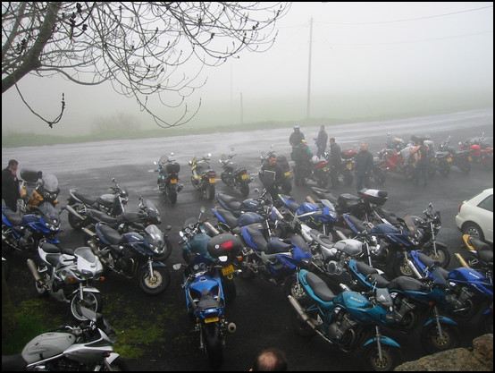 L'attroupement de motos et... la route!