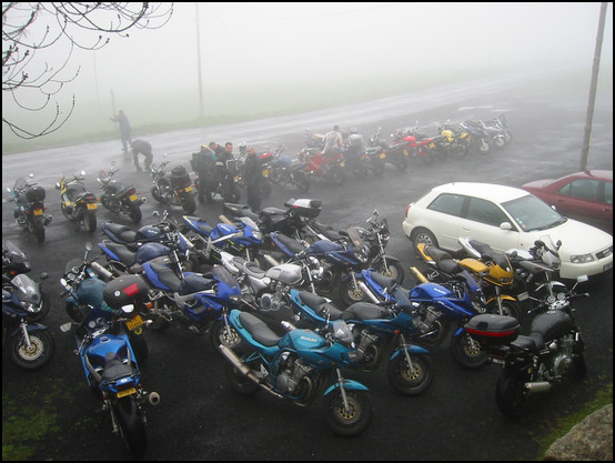 Le parking de samedi midi avec brouillard et bruine
