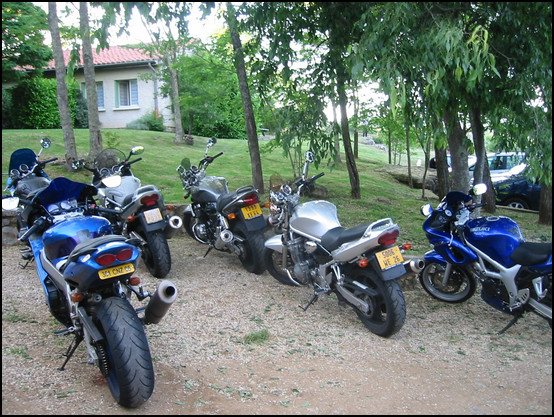 Des motos au gte, dont ma B600 au milieu