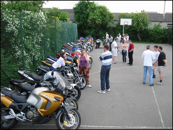 Les motos sur le terrain de basket