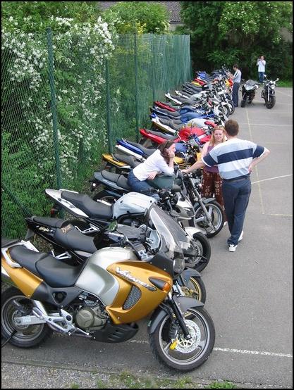 Les motos sur le terrain de basket