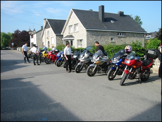 Toujours les motos gares devant le gte vendredi soir