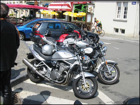 Ma moto devant une Guzzi