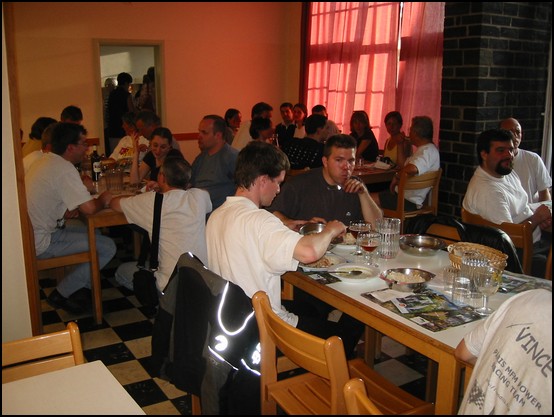 Repas du samedi soir au gte aprs le retour de Yannick