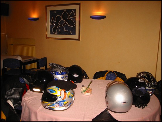 Squat de casques sur une table d'un quatre toiles