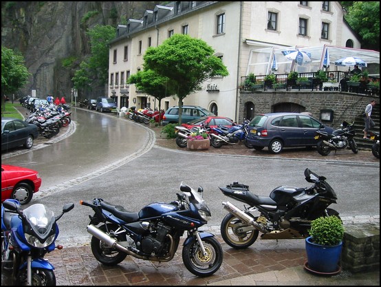 La pause regroupement sous la pluie